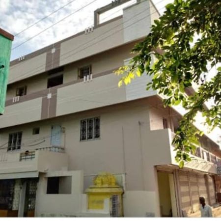 ヴェールール Sri Vari Residencyホステル エクステリア 写真