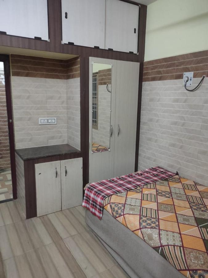 ヴェールール Sri Vari Residencyホステル エクステリア 写真