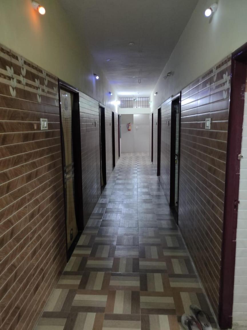 ヴェールール Sri Vari Residencyホステル エクステリア 写真